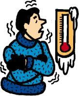 Mężczyzna w niebieskim swetrze patrzy na termometr zimno